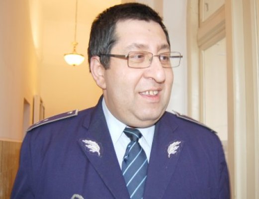 George Caraivan împarte sticle cu apă minerală poliţiştilor